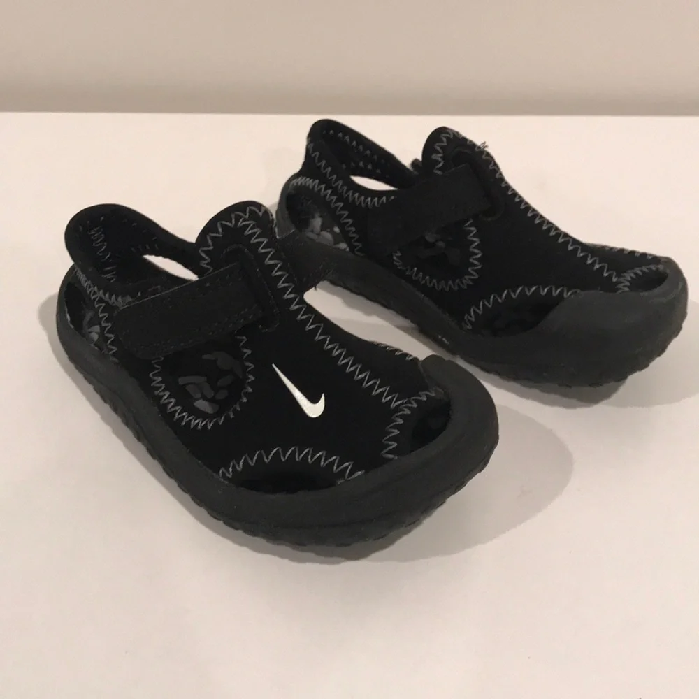 Nike Toddler Water Shoes (size 5C)